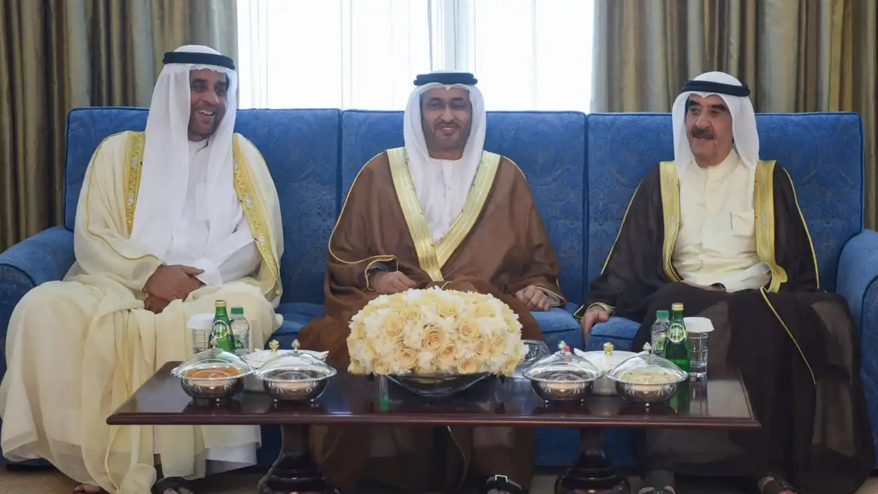 حاكم أم القيوين يستقبل تهاني الشيوخ والمسؤولين بمناسبة العيد